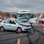 Acidente com quatro veículos na DF-150 em Sobradinho, deixando três feridos, com carros danificados na rodovia.