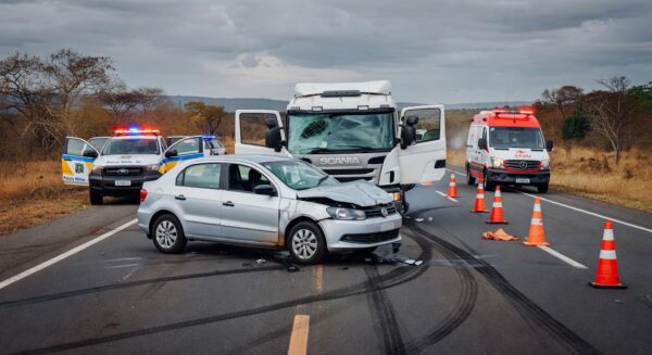 Acidente com quatro veículos na DF-150 em Sobradinho, deixando três feridos, com carros danificados na rodovia.