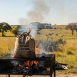 Saco de carvão que acende sozinho em churrasqueira gaúcha, inovação de empreendedor do RS faturando R$ 1 milhão.