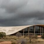 Edifício do TJDFT em Brasília sob céu nublado, representando críticas por falta de transparência na concessão de título honorário pela CLDF.