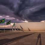 Fachada da Câmara Legislativa do DF em Brasília, sob céu nublado, representando críticas ao Prêmio Marielle Franco por falhas em direitos humanos.