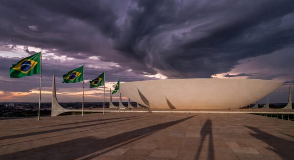 Fachada da Câmara Legislativa do DF em Brasília, sob céu nublado, representando críticas ao Prêmio Marielle Franco por falhas em direitos humanos.