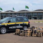Viatura da Polícia Federal no Aeroporto de Brasília com pacotes de metanfetamina apreendidos.