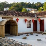 Fachada de day spa asiático em Paraty, com elementos zen e arquitetura colonial brasileira.