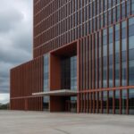 Fachada de hospital em Brasília representando internação por broncopneumonia bacteriana.