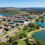 Vista aérea de projeto urbanístico no Jardim Botânico, Brasília, com prédios e áreas verdes para 92 mil moradores.