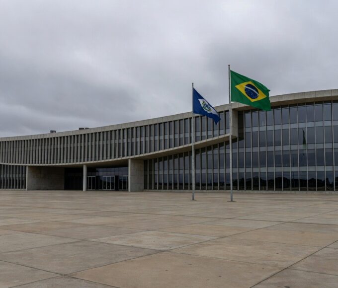 Edifício da Câmara Legislativa do DF em Brasília, com bandeiras, representando homenagem polêmica ignorando crises.