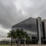Fachada do Banco de Brasília sob céu nublado, representando suspeitas de irregularidades no BRB.
