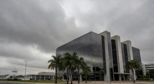 Fachada do Banco de Brasília sob céu nublado, representando suspeitas de irregularidades no BRB.