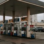 Viaturas da Polícia Federal em posto de gasolina no Brasil, investigando aumentos abusivos nos preços dos combustíveis.