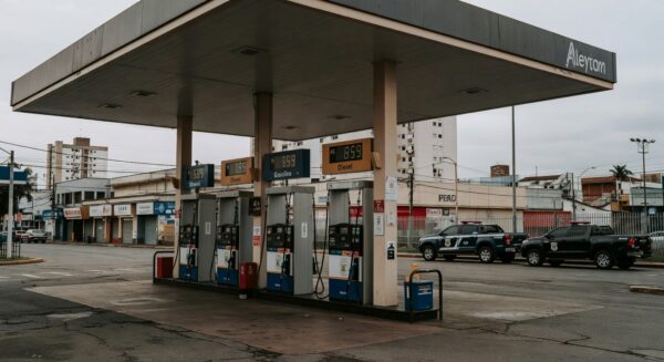 Viaturas da Polícia Federal em posto de gasolina no Brasil, investigando aumentos abusivos nos preços dos combustíveis.