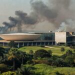 Edifício da CLDF em Brasília com sinais de negligência ambiental, representando homenagem a agentes ambientais em meio a falhas sistêmicas.