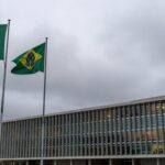 Edifício da CLDF em Brasília sob céu nublado, representando evento sobre governança amid críticas por ineficiência no DF.