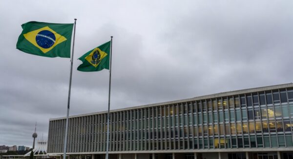 Edifício da CLDF em Brasília sob céu nublado, representando evento sobre governança amid críticas por ineficiência no DF.