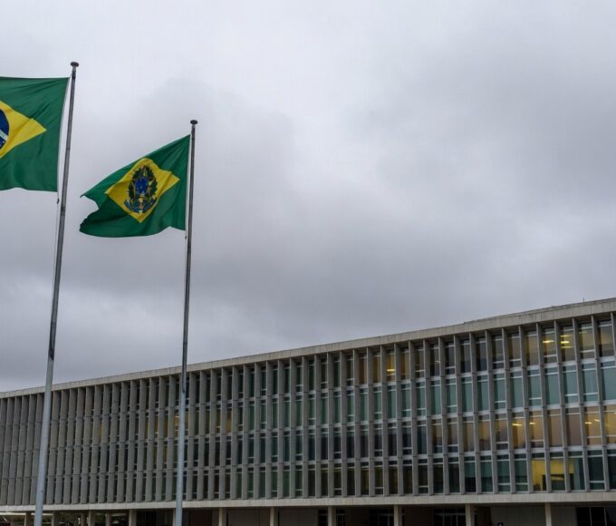Edifício da CLDF em Brasília sob céu nublado, representando evento sobre governança amid críticas por ineficiência no DF.