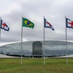 Edifício do Tribunal de Justiça do DF em Brasília com bandeira a meio mastro, simbolizando luto pela morte de desembargadora.
