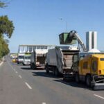 Veículos e equipamentos de zeladoria urbana da Novacap em avenidas de Brasília, DF, promovendo manutenção e limpeza.