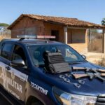 Viatura da PMDF em frente a casa em Brasília, cena de prisão por violência doméstica e posse de armas.