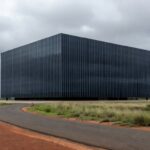 Edifício da Caesb em Brasília com bandeira a meio mastro, simbolizando luto pela morte de advogado Marcelo Reis.