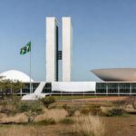 Edifício do Congresso Nacional em Brasília, simbolizando aprovação de lei que tipifica vicaricídio com pena de até 40 anos.