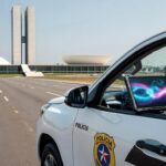 Viatura da PMDF em Brasília com tablet representando app Nexus para automação de relatórios policiais.