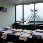 Fachada do edifício do Banco de Brasília em Brasília, representando risco de sanções do BC por perda de prazo no balanço anual.