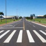 Faixa de pedestre em avenida de Brasília, celebrando redução de atropelamentos no DF.