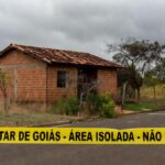 Casa em Águas Lindas de Goiás isolada por fita policial, viatura da PM ao lado, representando cena de tragédia familiar.