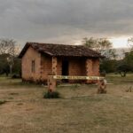 Cena de crime em residência de Águas Lindas de Goiás, com fita de isolamento policial, representando tragédia familiar.