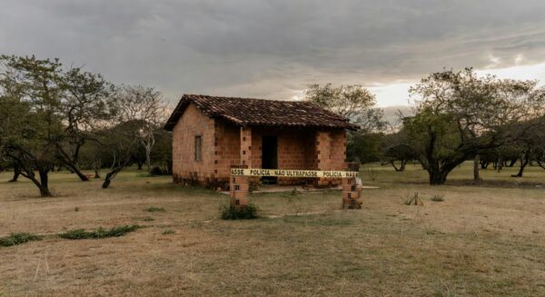 Cena de crime em residência de Águas Lindas de Goiás, com fita de isolamento policial, representando tragédia familiar.