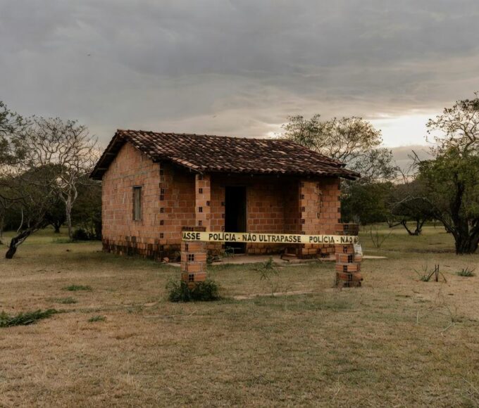 Cena de crime em residência de Águas Lindas de Goiás, com fita de isolamento policial, representando tragédia familiar.
