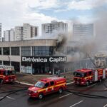 Incêndio controlado em loja de eletrônicos na W3 Norte, Brasília, com viaturas de bombeiros no local.