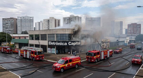 Incêndio controlado em loja de eletrônicos na W3 Norte, Brasília, com viaturas de bombeiros no local.