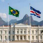 Palácio Guanabara no Rio de Janeiro com bandeiras tremulando, representando eleições diretas para governo estadual.