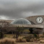 Edifício da Câmara Legislativa do DF em Brasília, representando lei de reinserção de idosos no trabalho com tom crítico.