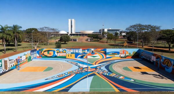 Quadras esportivas com pinturas artísticas em homenagem a JK no Parque da Cidade, Brasília.
