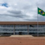 Fachada de fórum judicial em Planaltina, DF, simbolizando julgamento de chacina no Centro-Oeste.