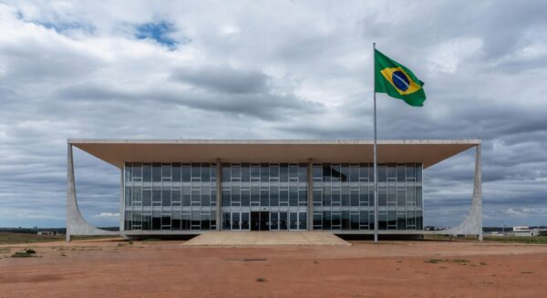 Fachada de fórum judicial em Planaltina, DF, simbolizando julgamento de chacina no Centro-Oeste.