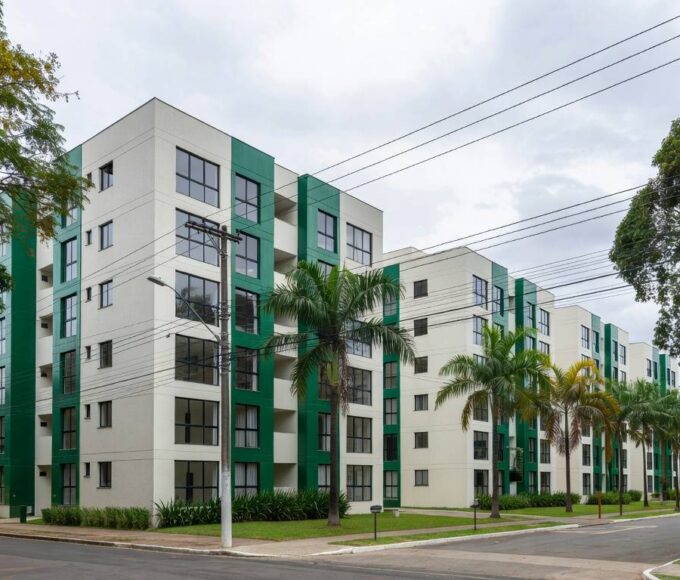 Vista de condomínio residencial no Jardim Botânico, Brasília, com postes de energia indicando interrupção programada.