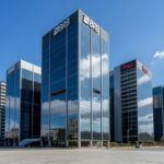 Edifícios corporativos em área financeira de Brasília, simbolizando aquisição de ativos entre bancos como Itaú e BRB em resposta à CVM.