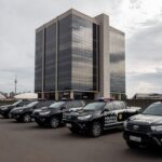 Fachada da Penitenciária da Papuda com viaturas da Polícia Federal, representando Operação Compliance Zero e ex-presidente do BRB.