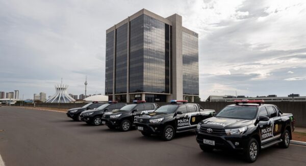 Fachada da Penitenciária da Papuda com viaturas da Polícia Federal, representando Operação Compliance Zero e ex-presidente do BRB.