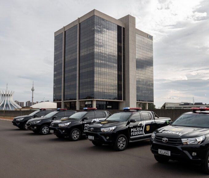 Fachada da Penitenciária da Papuda com viaturas da Polícia Federal, representando Operação Compliance Zero e ex-presidente do BRB.