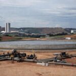 Obras de água no DF com reservatório em risco de escassez, destacando problema hídrico para 1 milhão de pessoas.