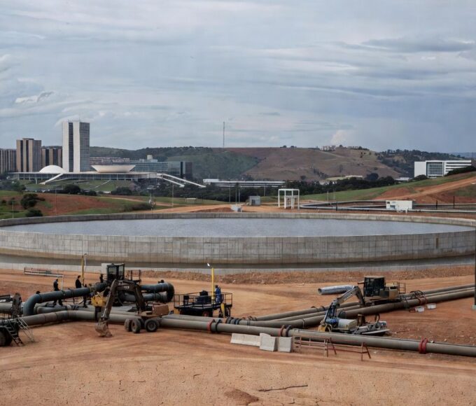 Obras de água no DF com reservatório em risco de escassez, destacando problema hídrico para 1 milhão de pessoas.