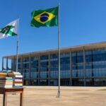 Fachada do Palácio do Buriti em Brasília, simbolizando suspensão de portaria sobre salários de professores temporários no DF.