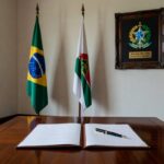 Decreto de promoções na PMDF e CBMDF sobre mesa no Palácio do Buriti, Brasília, com insígnias policiais e de bombeiros.