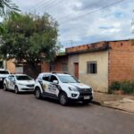 Viaturas da PMDF estacionadas em rua residencial de Ceilândia durante intervenção policial.
