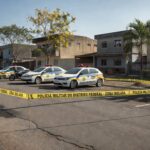 Vaga de estacionamento isolada por fita policial em rua de Samambaia, cena de crime por briga e assassinato.