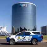 Viatura da Polícia Civil em frente ao Banco de Brasília, representando desarticulação de esquema de fraudes com prejuízo de R$ 10 milhões.